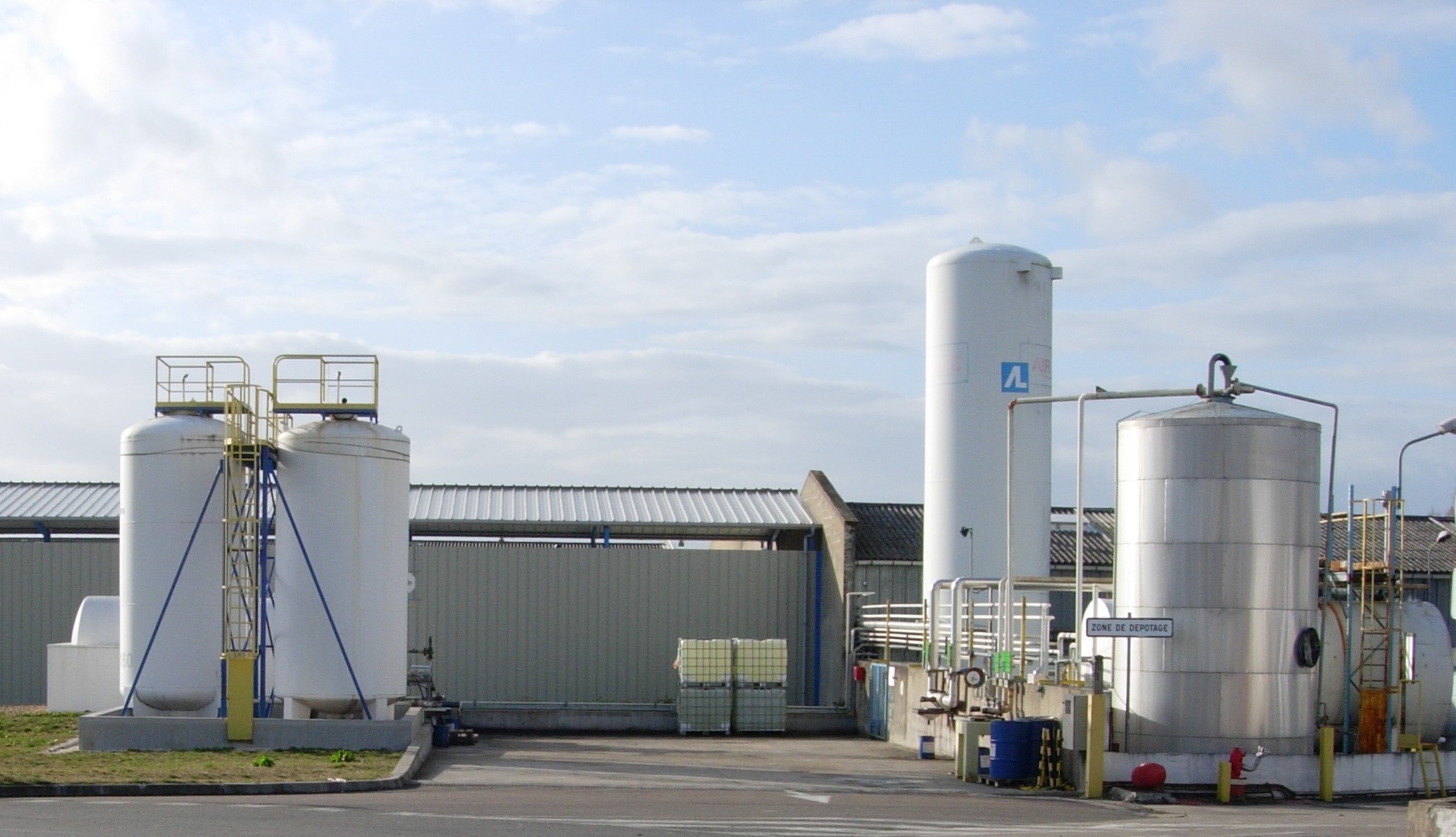 Industrial liquid gas storage tanks